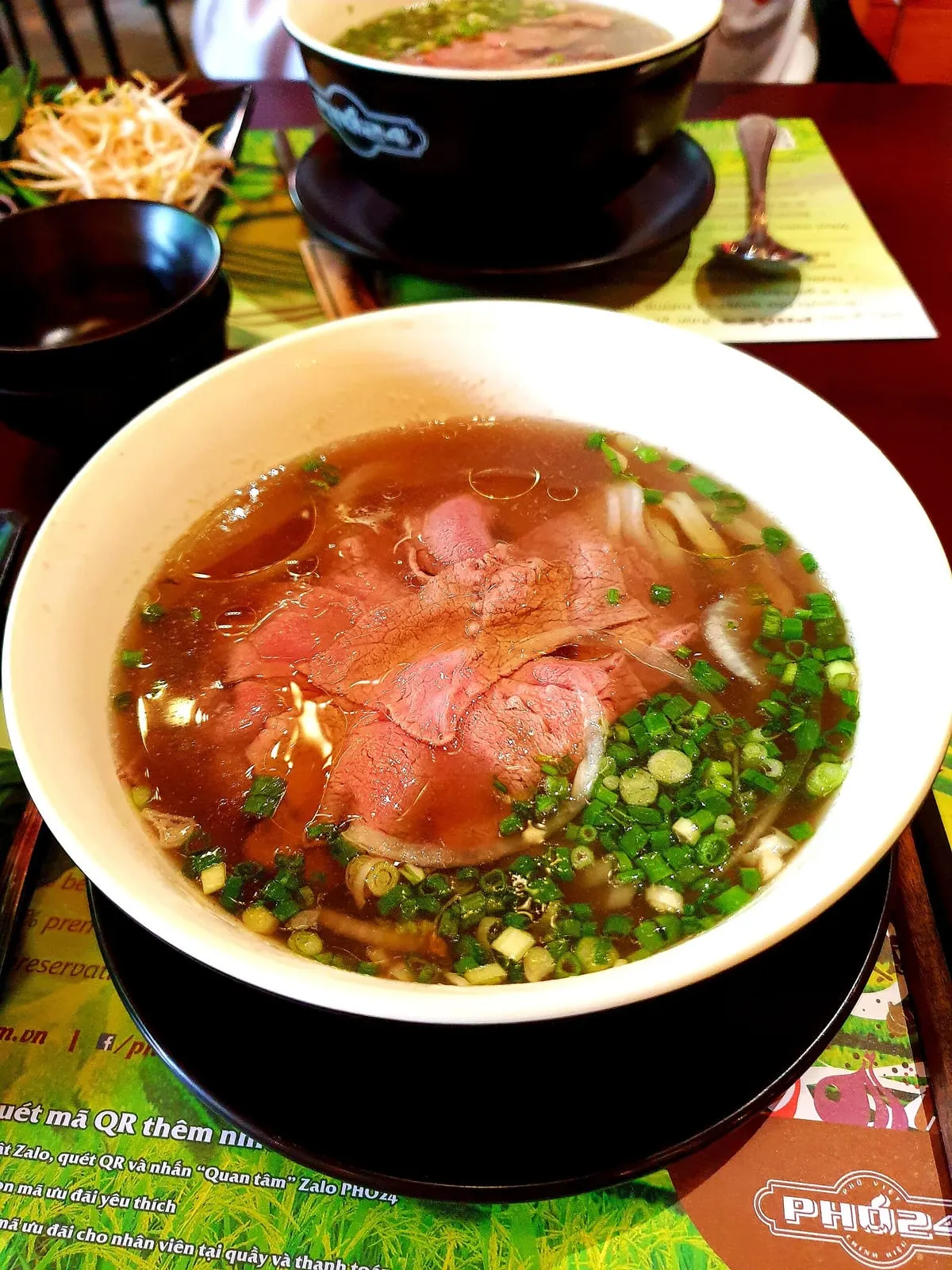 Phở Bò — Rinder-Pho mit hauchdünnem Rind in klarer Brühe
