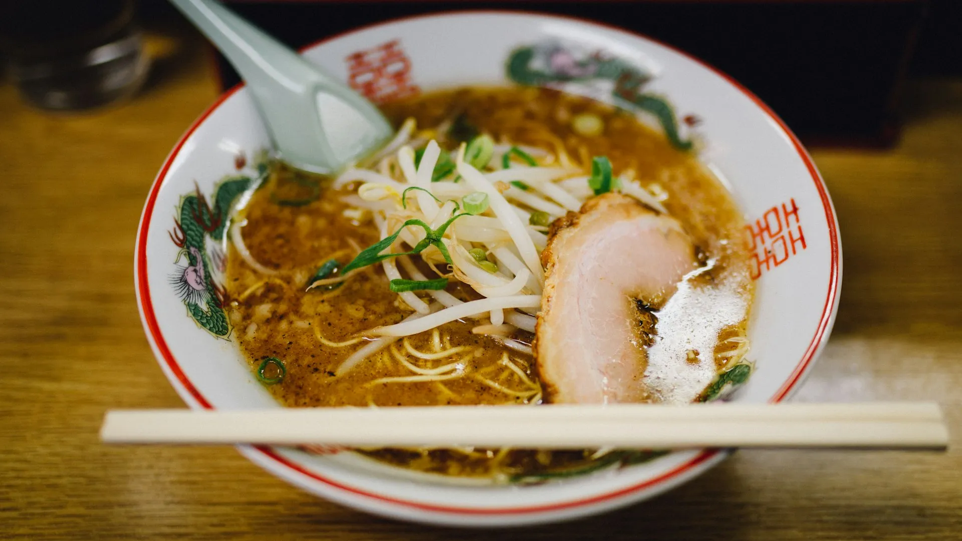 Phở Bò — Rinder-Pho mit hauchdünnem Rind in klarer Brühe