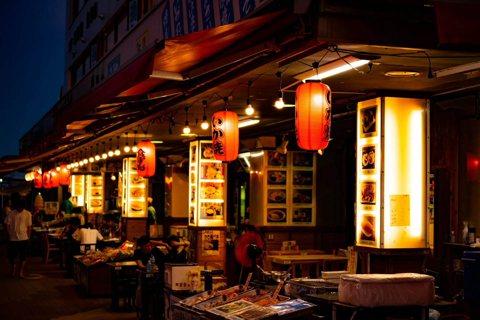 Beleuchtete Laternen über einer Gasse in Huế bei Nacht