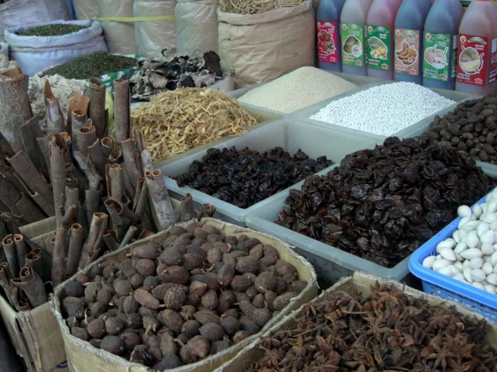 Zimt, Muskatnuss und Sternanis auf einem Markt in Ho-Chi-Minh-Stadt