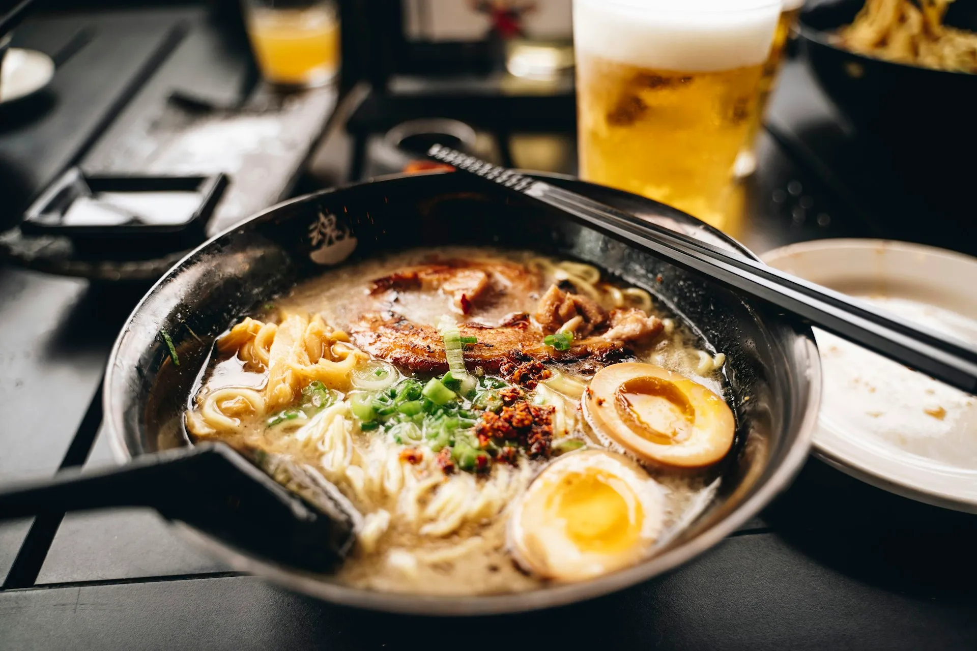 Dampfende goldene Phở-Brühe in einer Schüssel — Umami in Reinkultur