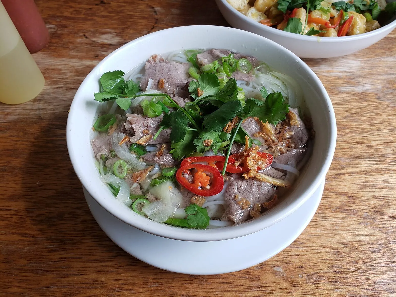 Schale Phở Bò mit gegartem Rindfleisch, Koriander und roten Chilis