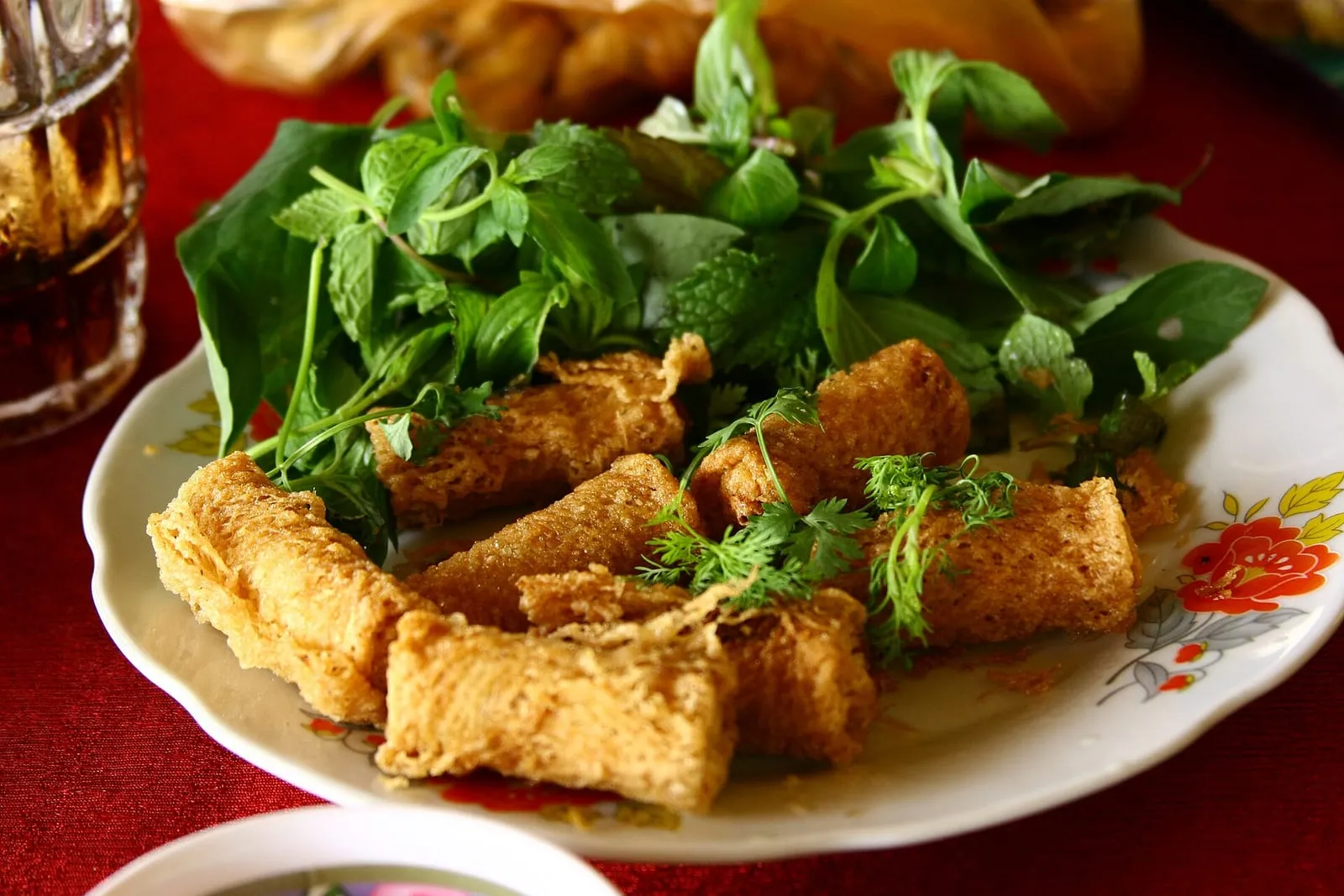 Knusprige Chả giò rế (vietnamesische Frühlingsrollen) mit frischen Kräutern