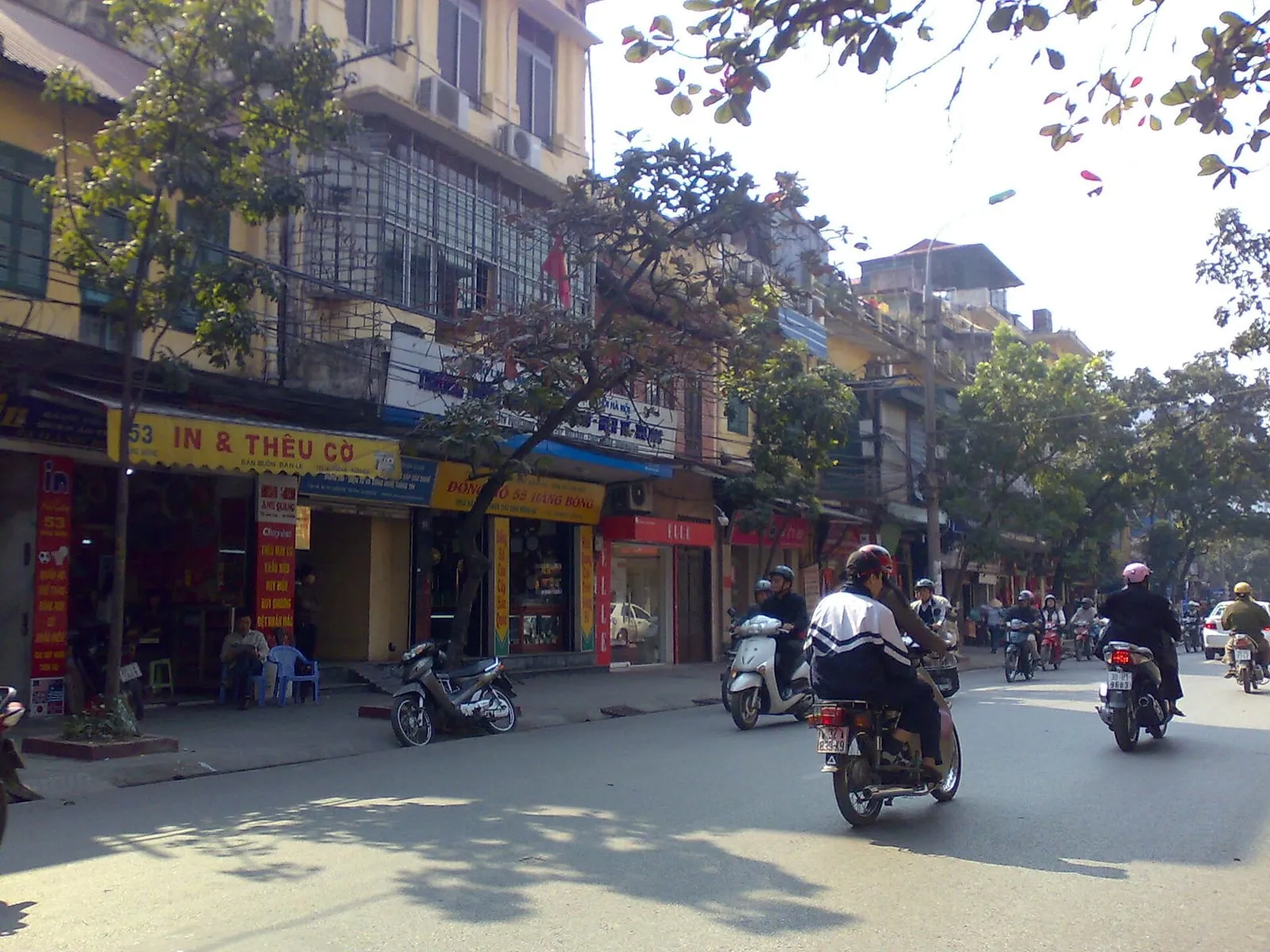 Straßenszene in der Altstadt von Hanoi (Phố Hàng Bông)