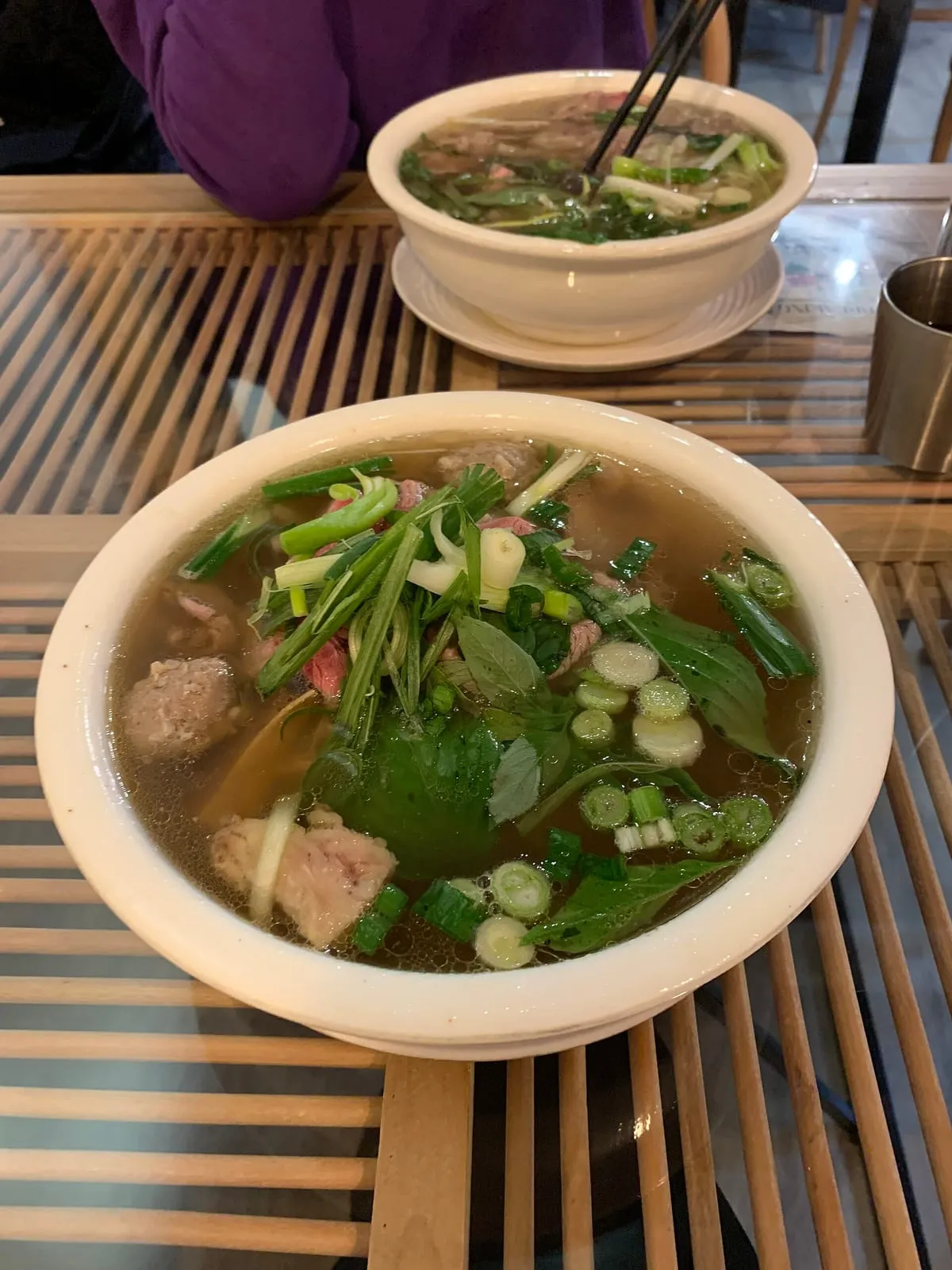 Pho mit Rindfleischbällchen (bò viên), Thai-Basilikum und Frühlingszwiebeln